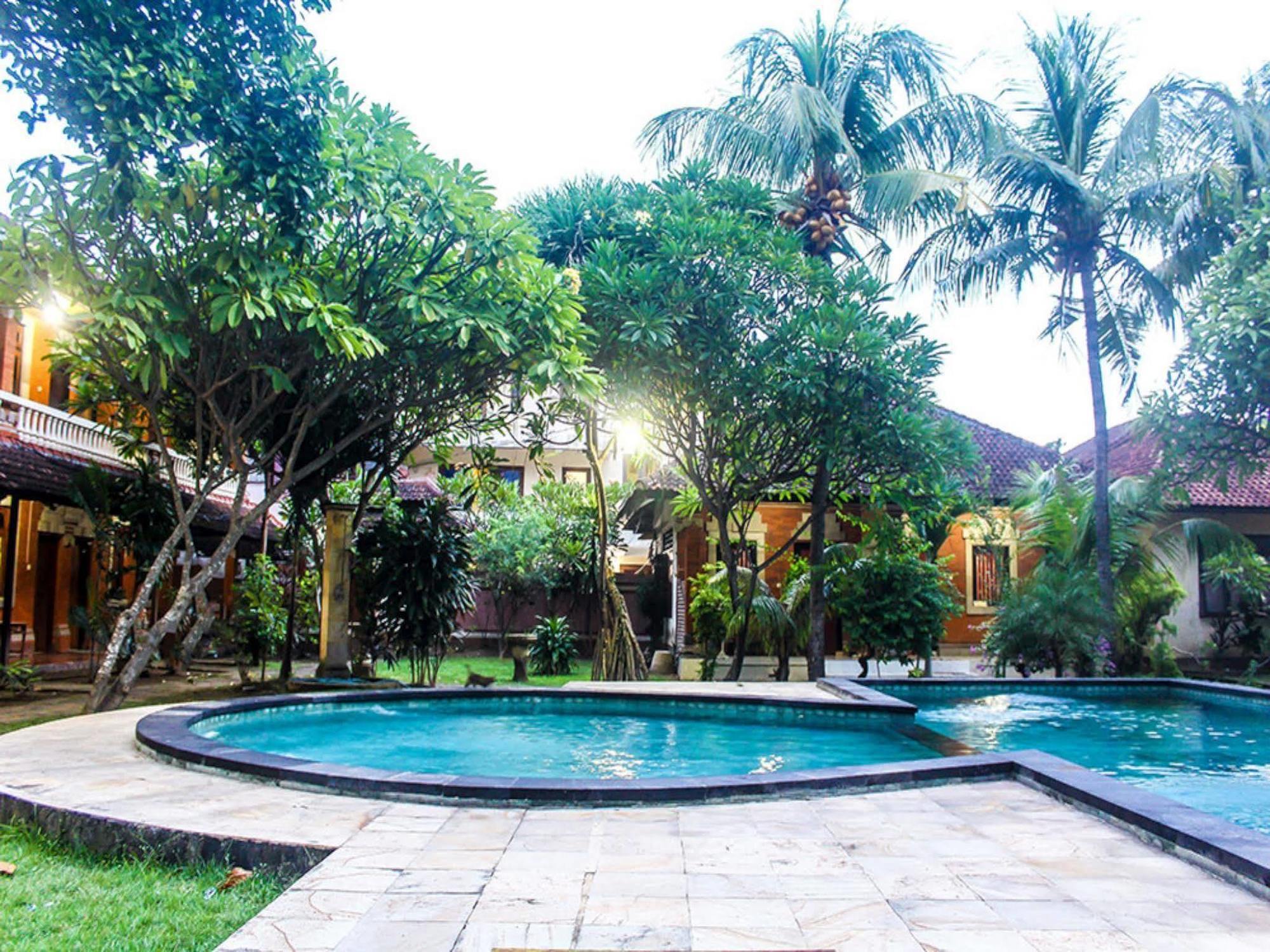 Budhi Beach Inn Kuta  Bagian luar foto