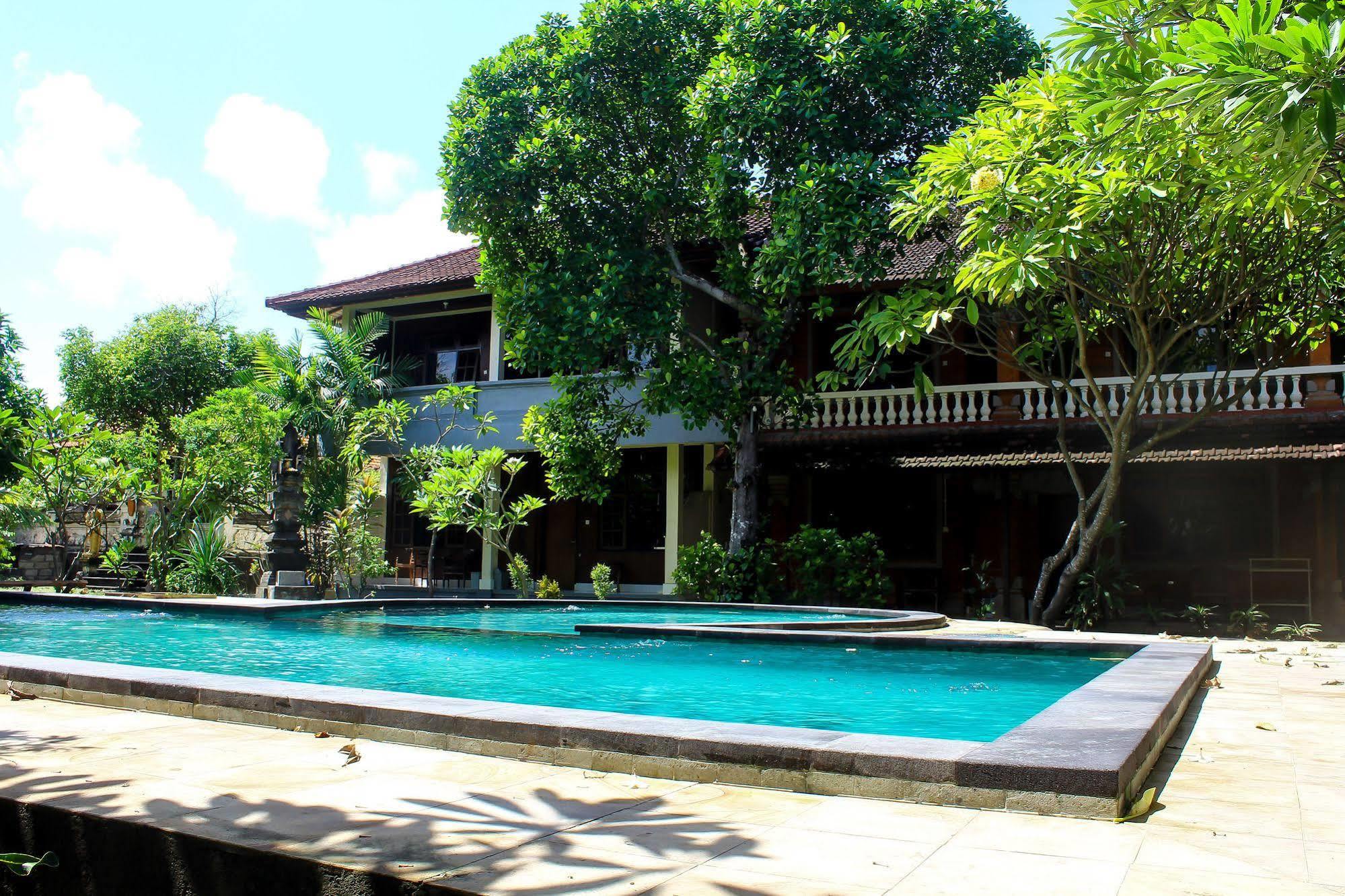 Budhi Beach Inn Kuta  Bagian luar foto