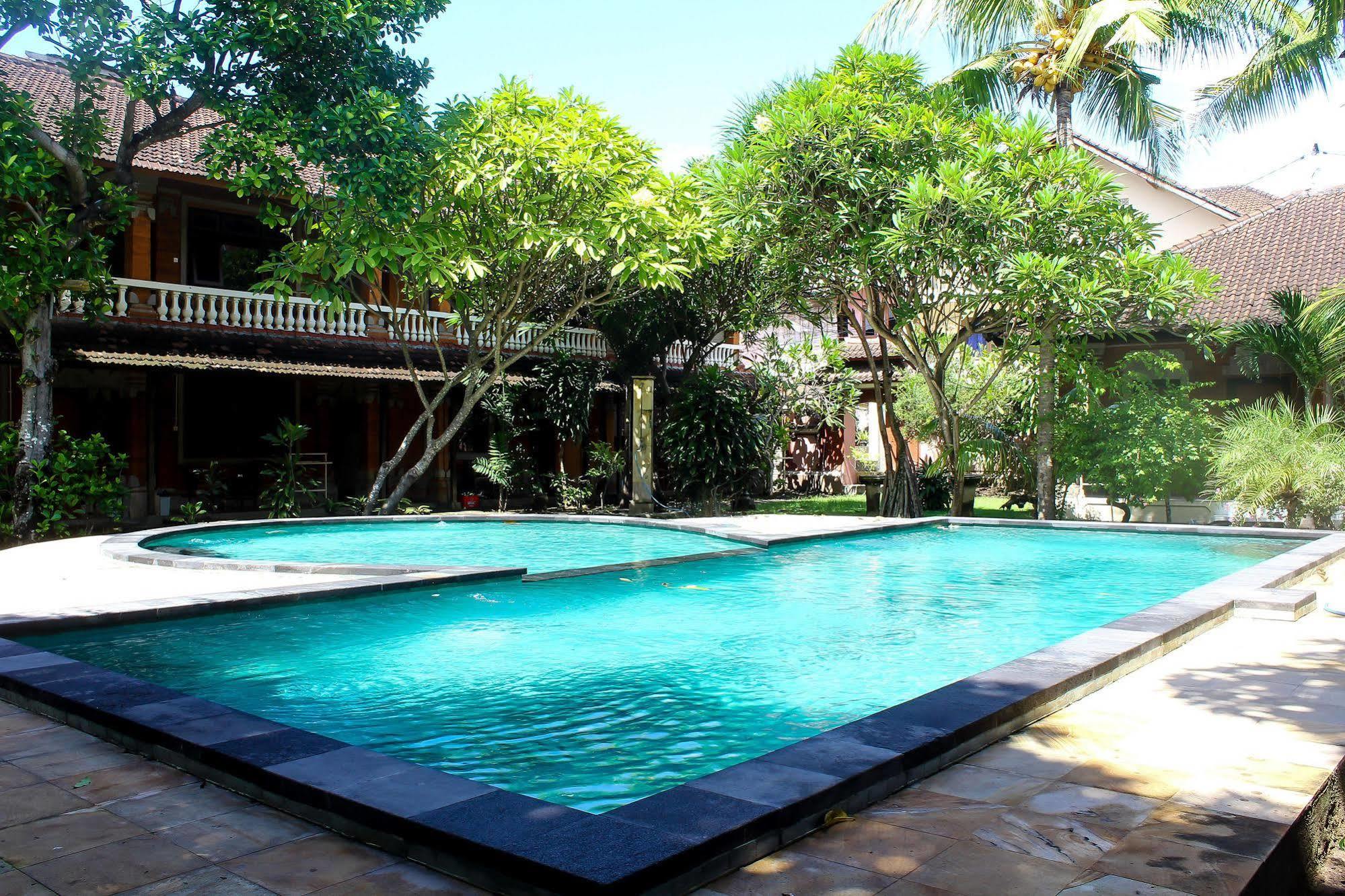 Budhi Beach Inn Kuta  Bagian luar foto