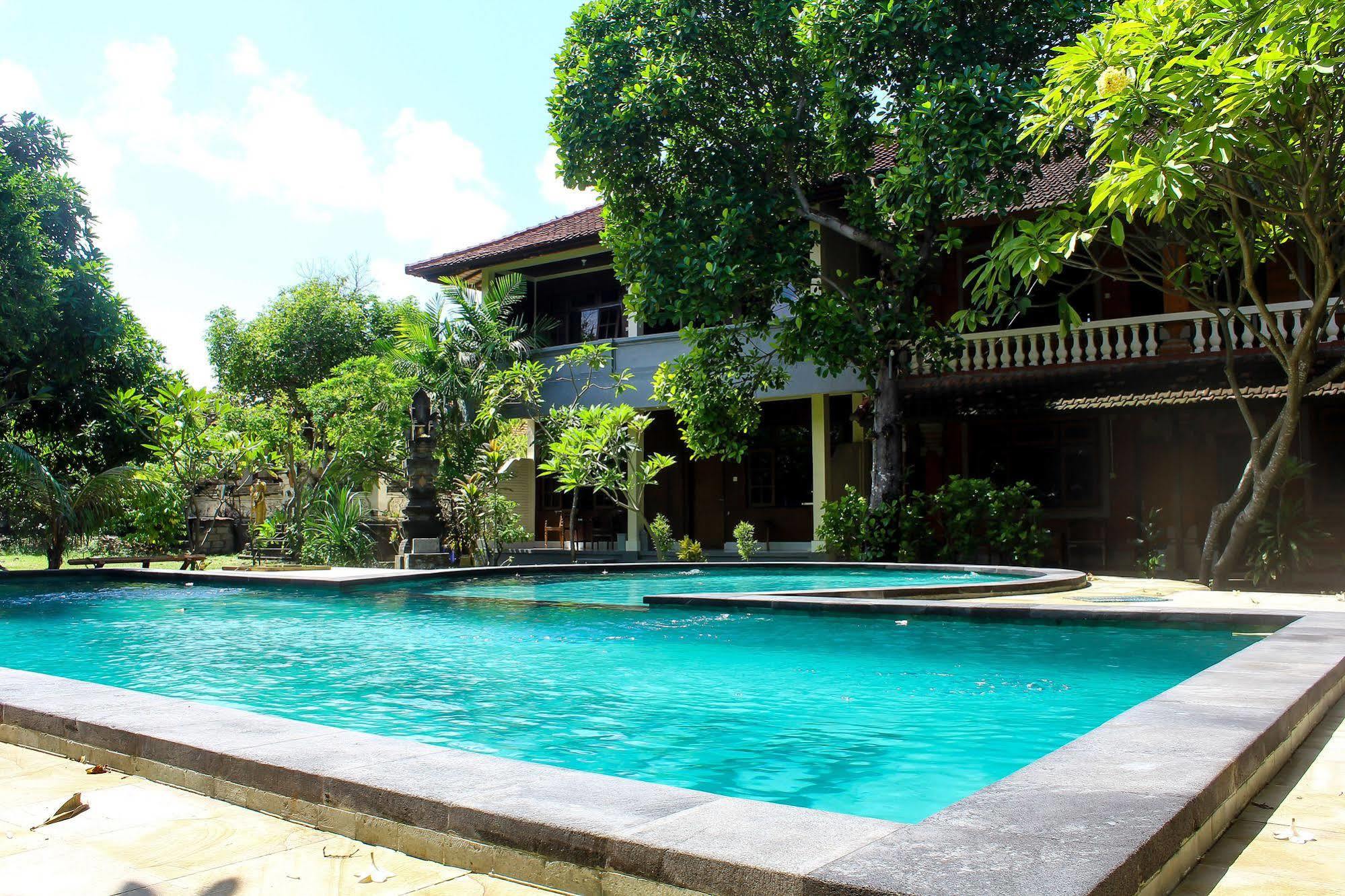 Budhi Beach Inn Kuta  Bagian luar foto
